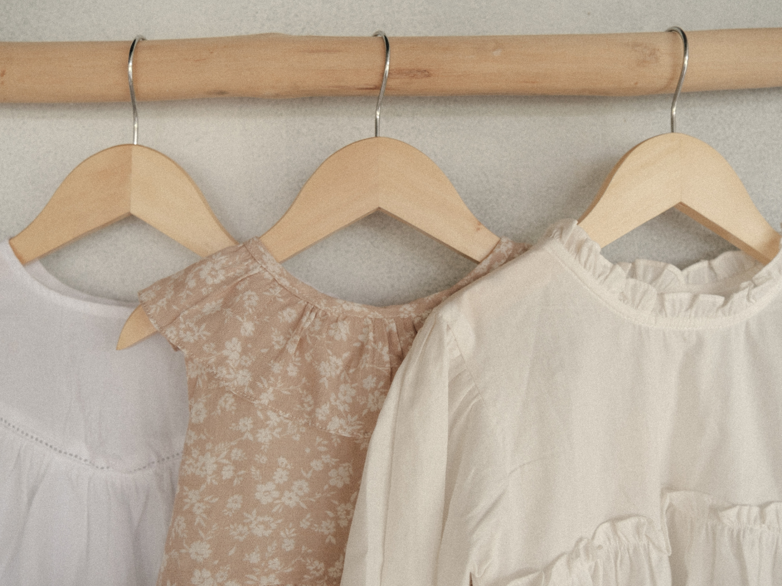 洋服はかける?たたむ?洋服収納のコツを伝授!
