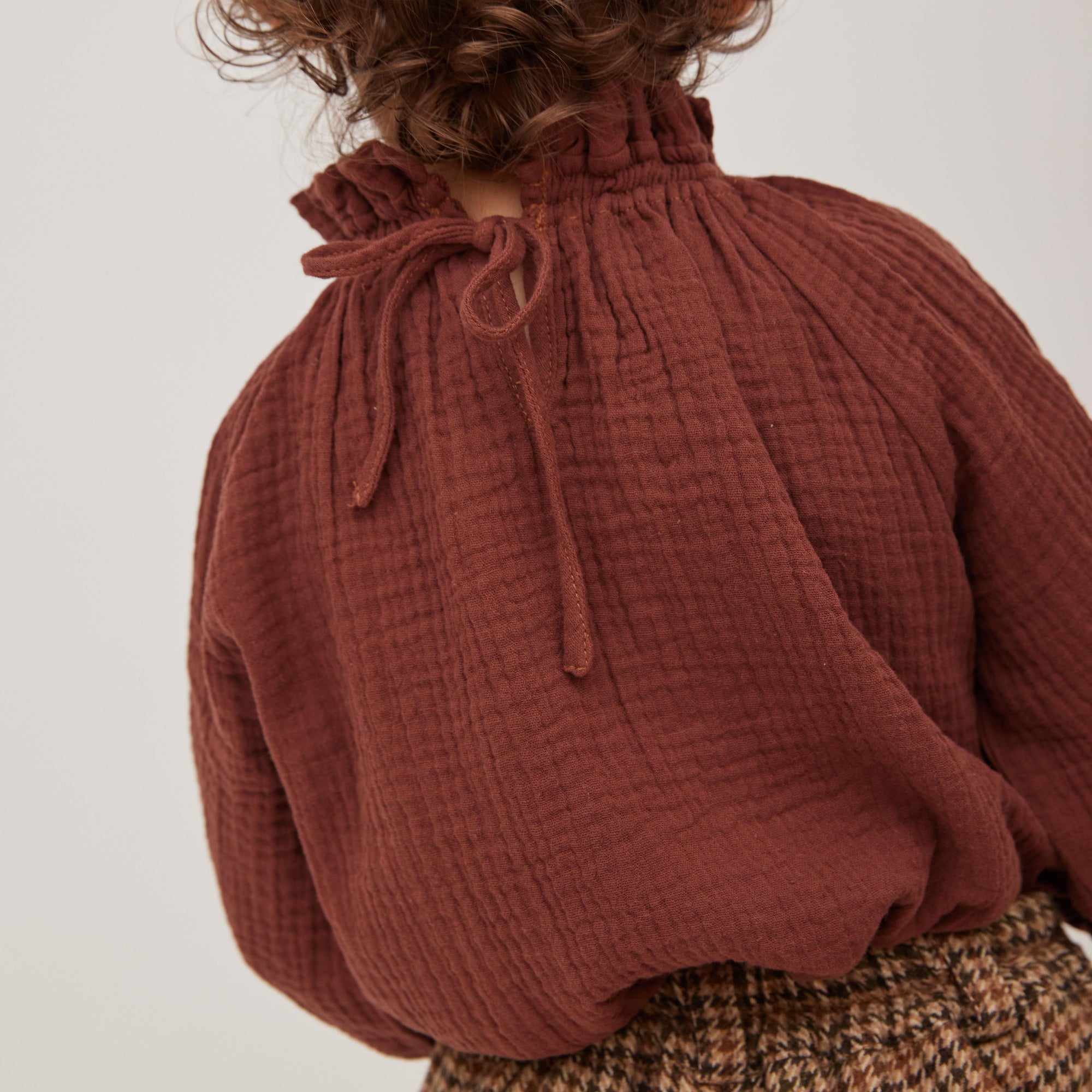 blouse E1 brownを着ている子供