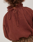 blouse E1 brownを着ている子供