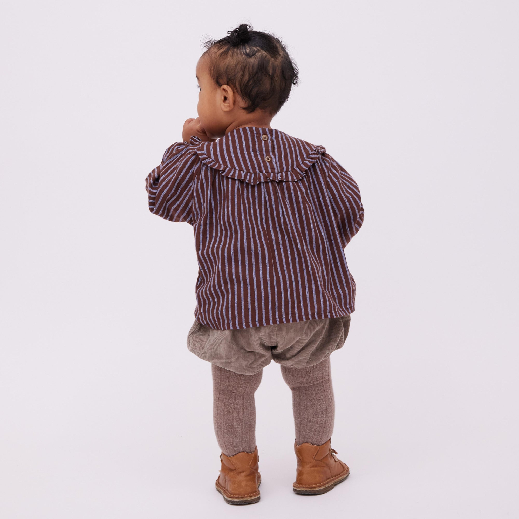 blouse T1を着ている女の子