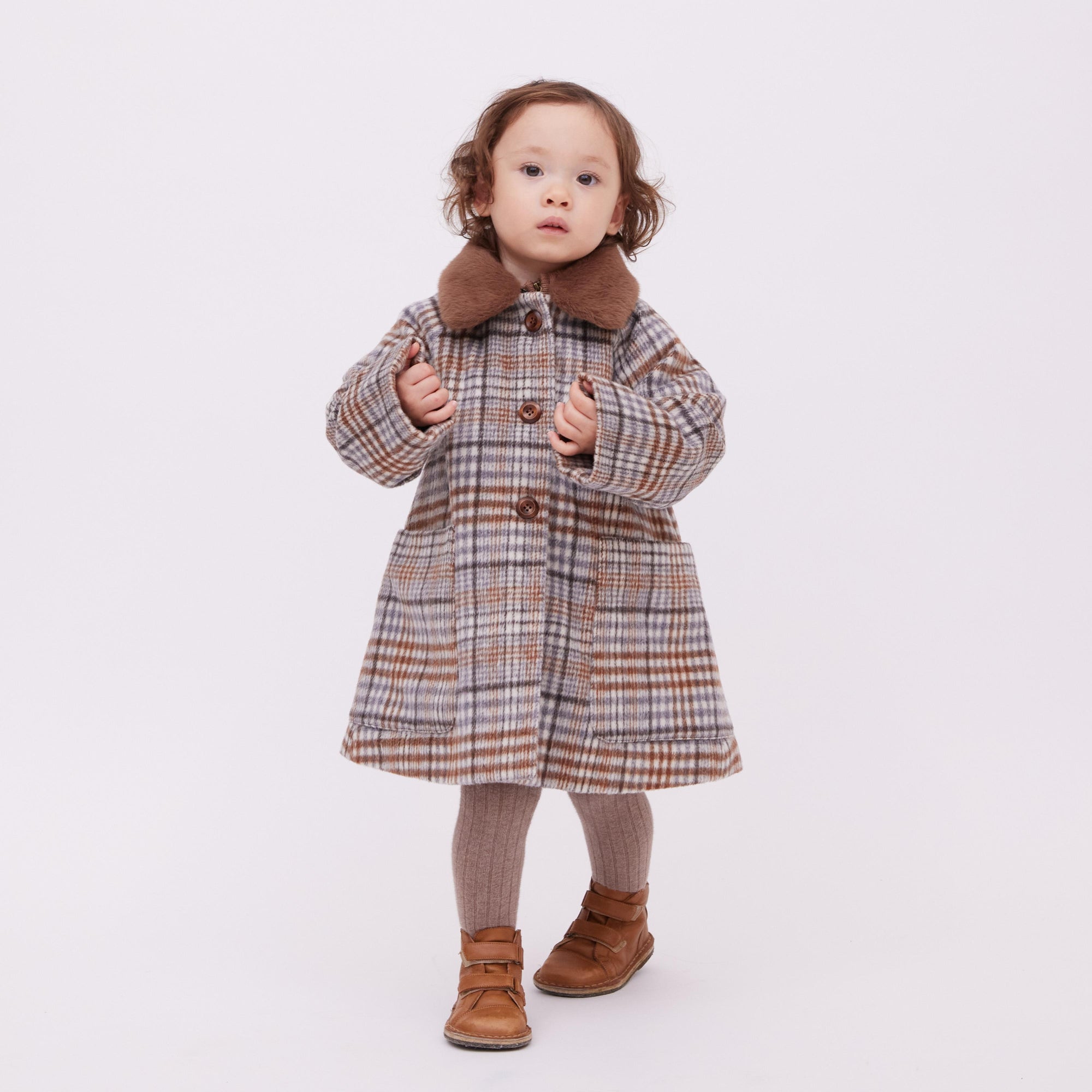 coat T1を着ている女の子