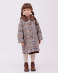 coat T1を着ている女の子