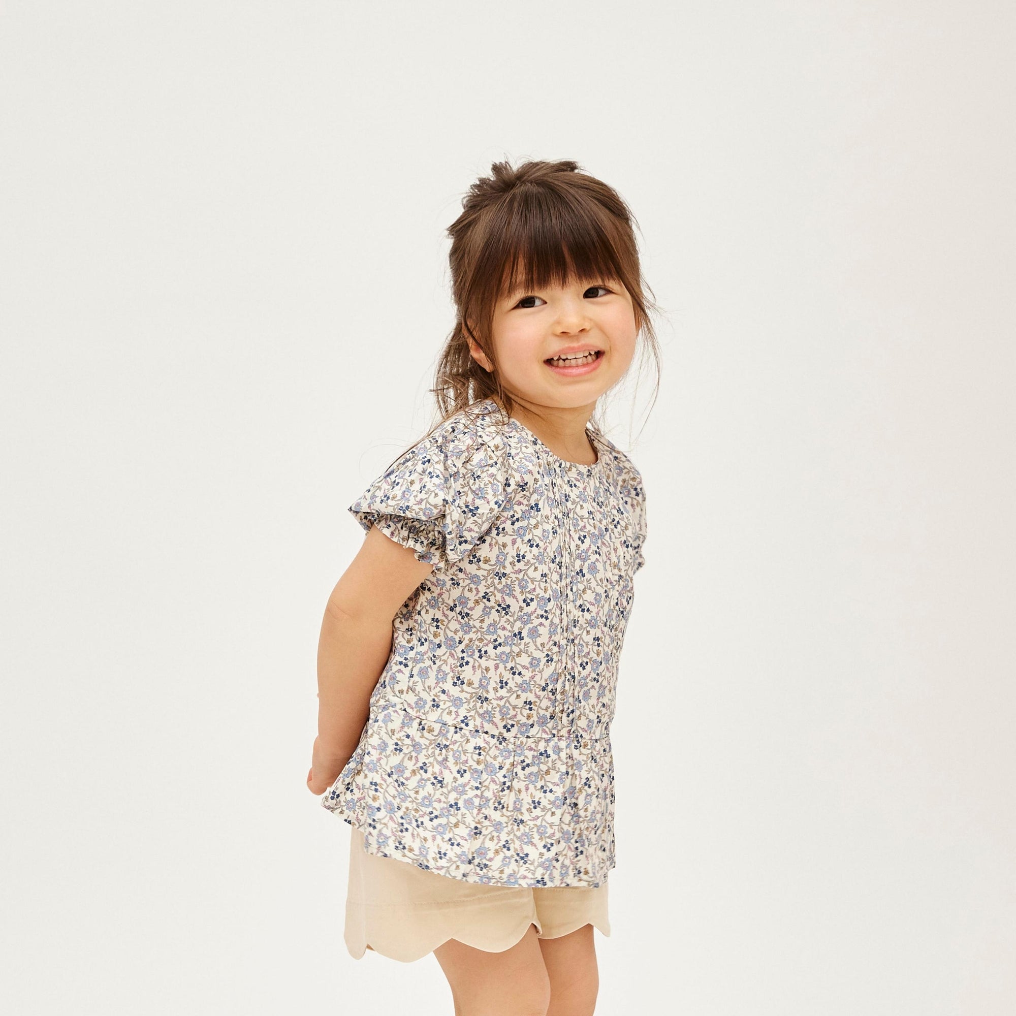 blouse p1 flowerを着ている女の子