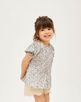 blouse p1 flowerを着ている女の子