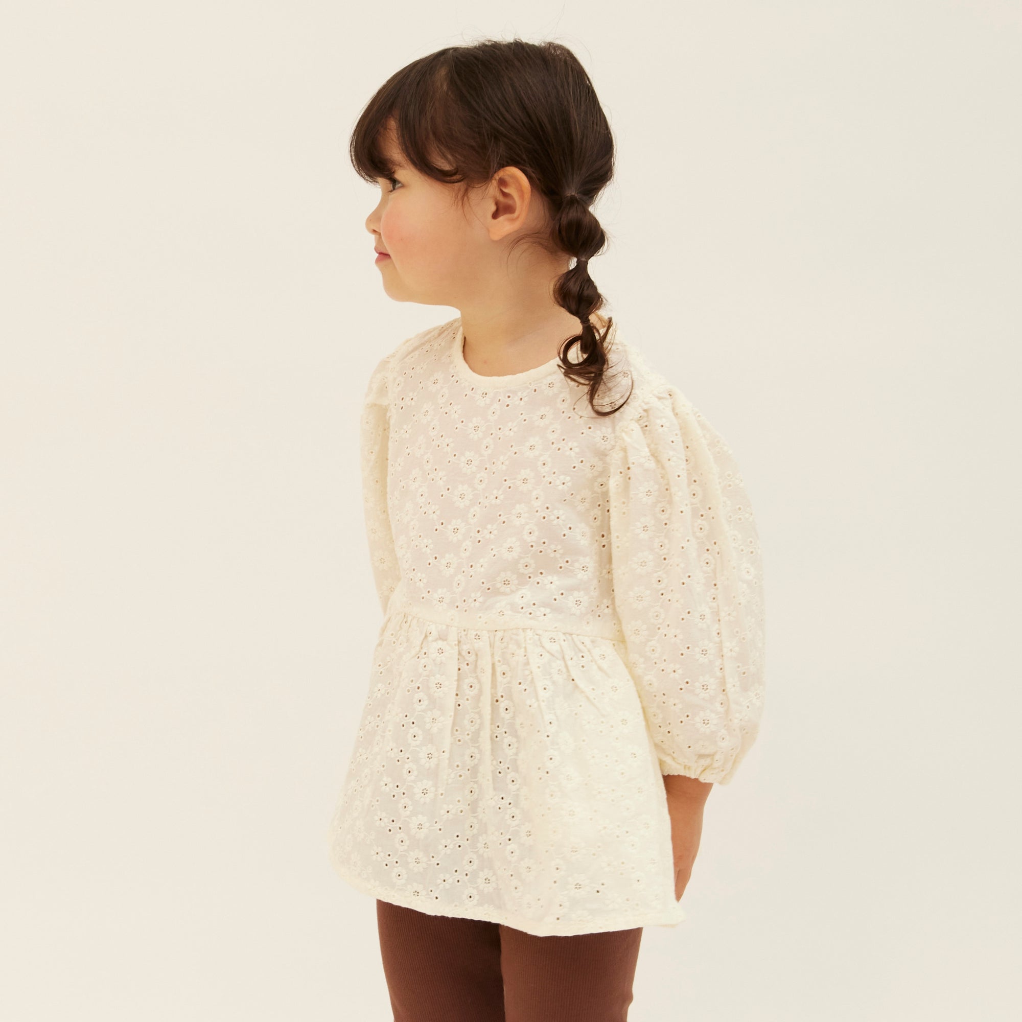 blouse G2を着ている女の子