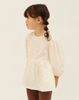 blouse G2を着ている女の子