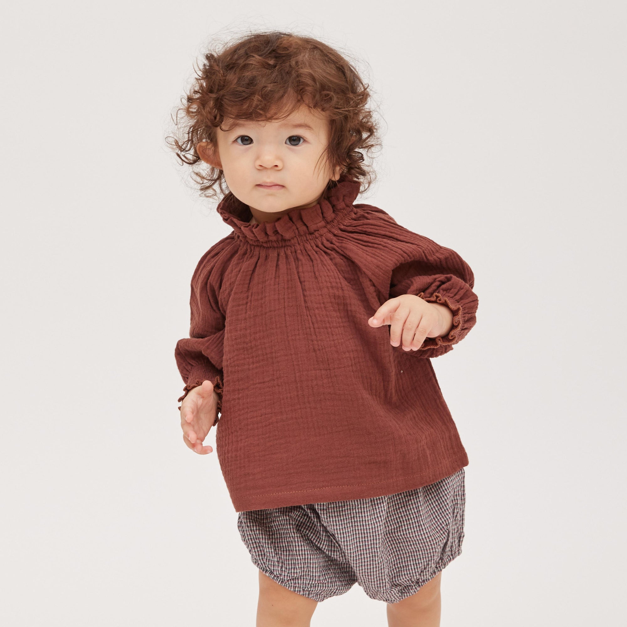 blouse E1 brownを着ている男の子