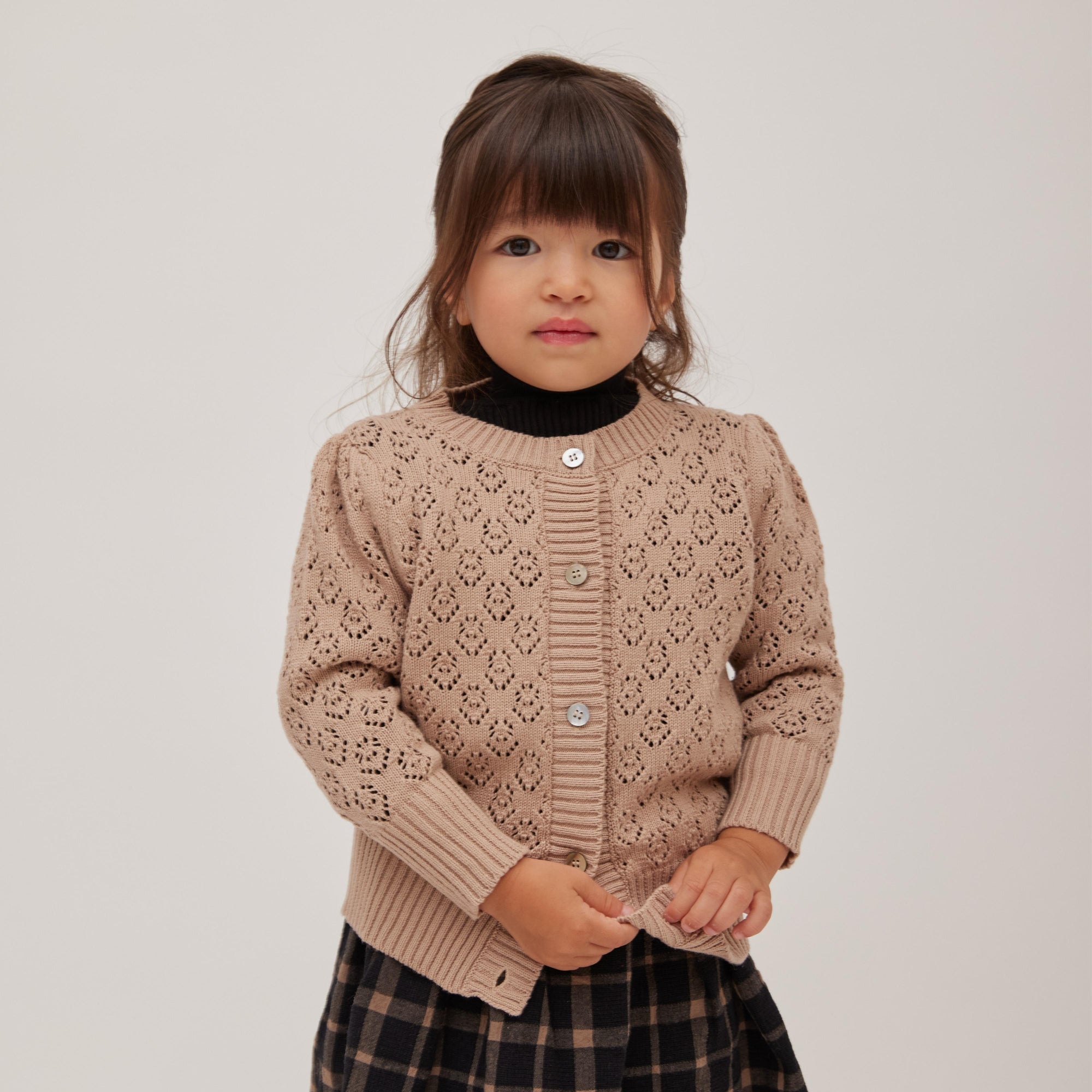 knit E1 cardiganを着る女の子