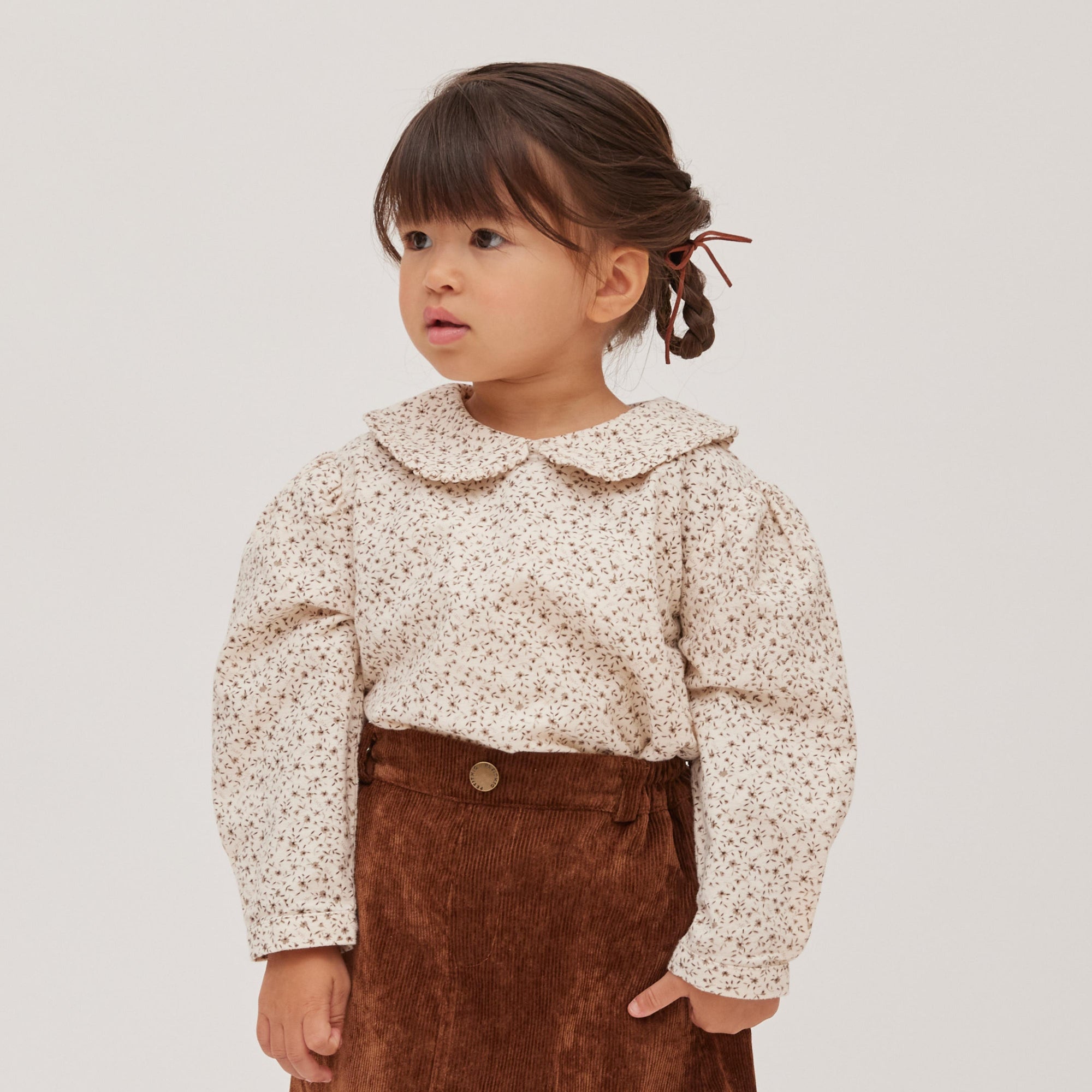 blouse E2 flowerを着ている女の子