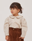 blouse E2 flowerを着ている女の子