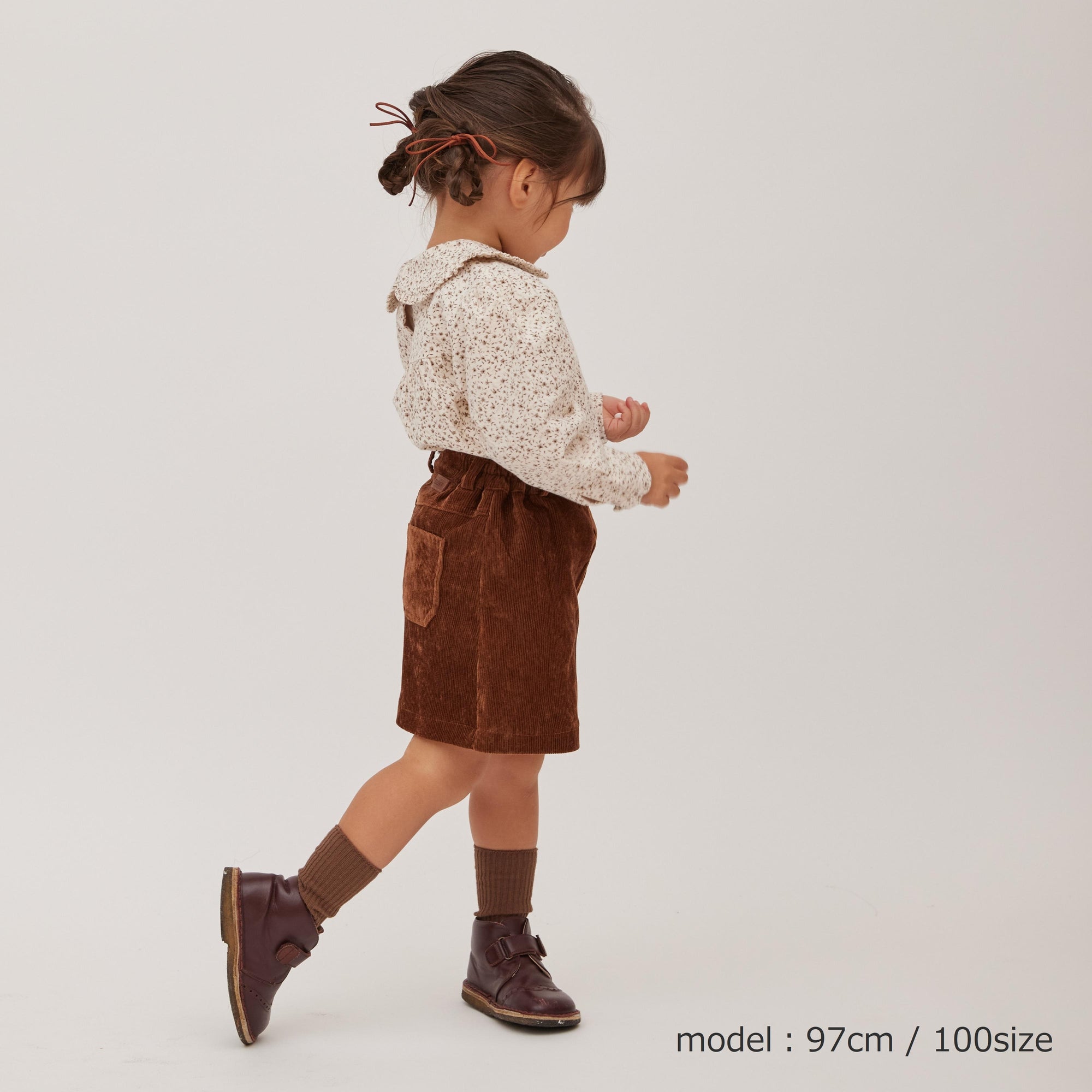 blouse E2 flowerを着ている女の子