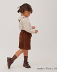 blouse E2 flowerを着ている女の子