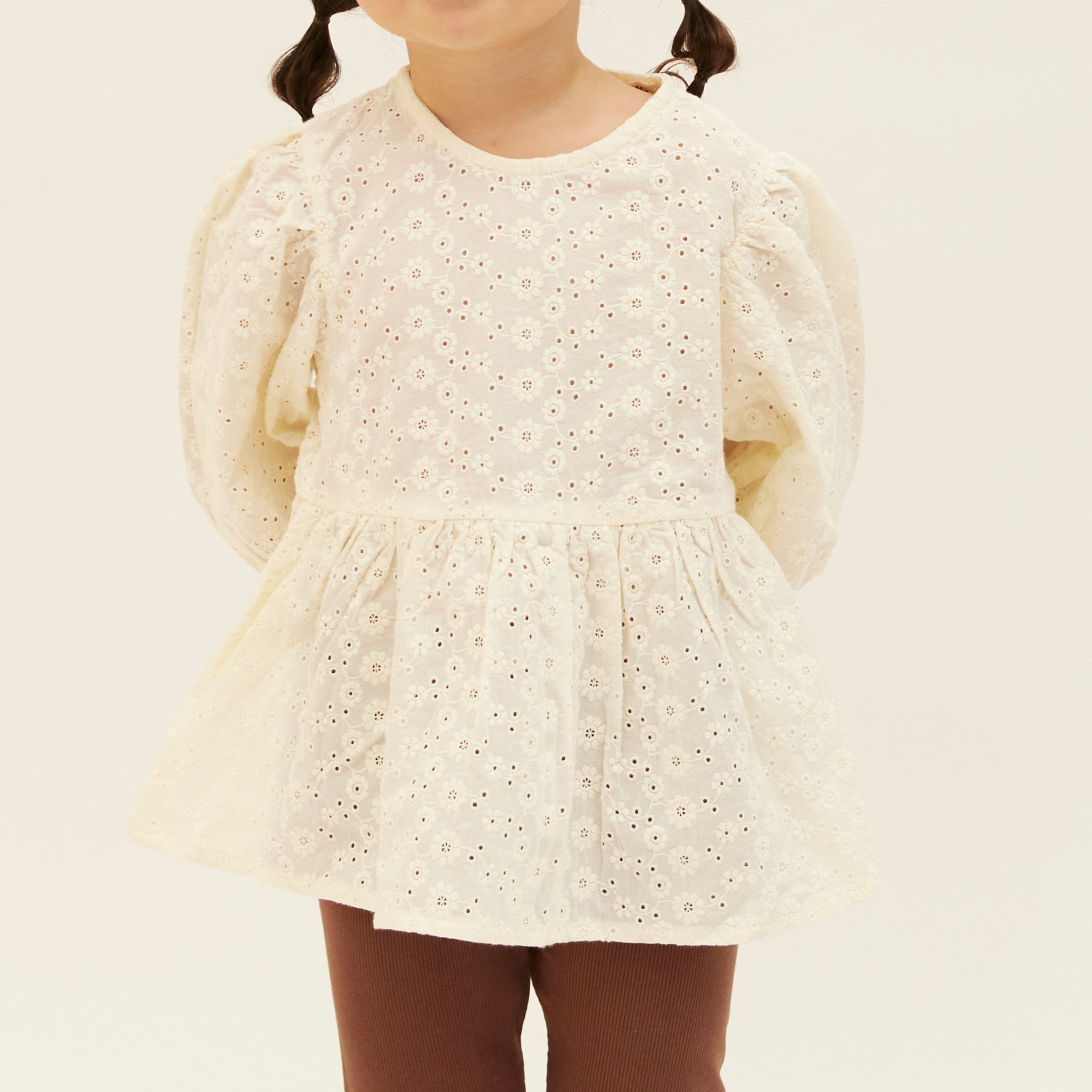 blouse G2を着ている女の子