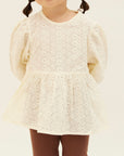 blouse G2を着ている女の子