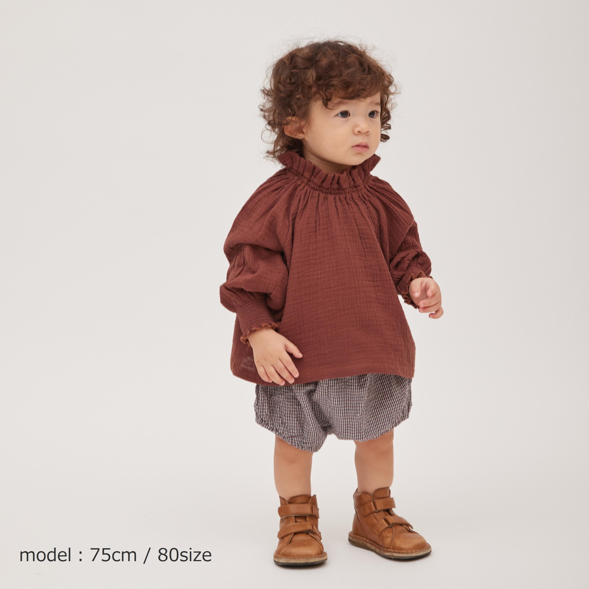 blouse E1 brownを着ている男の子