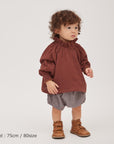 blouse E1 brownを着ている男の子