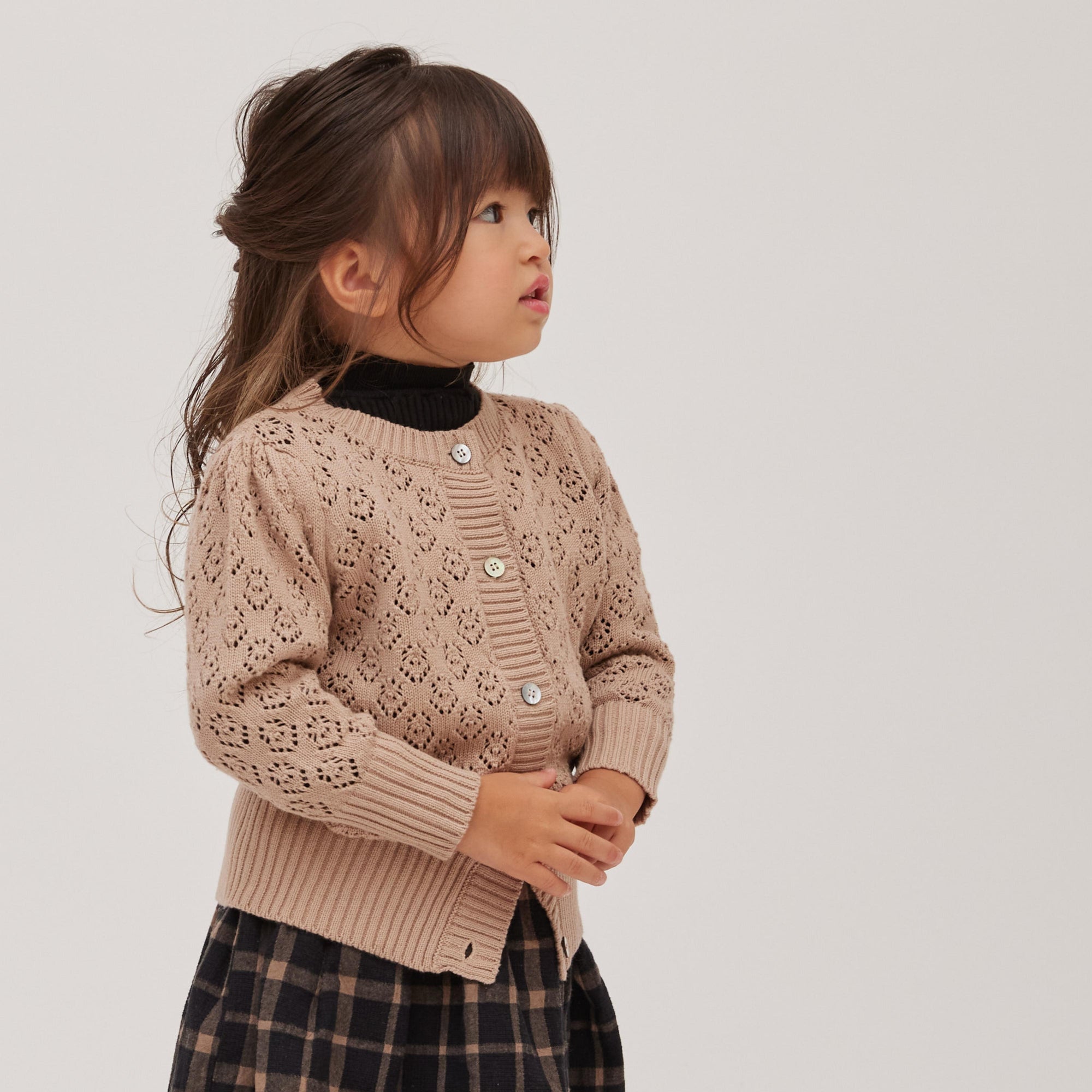 knit E1 cardiganを着る女の子