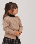 knit E1 cardiganを着る女の子