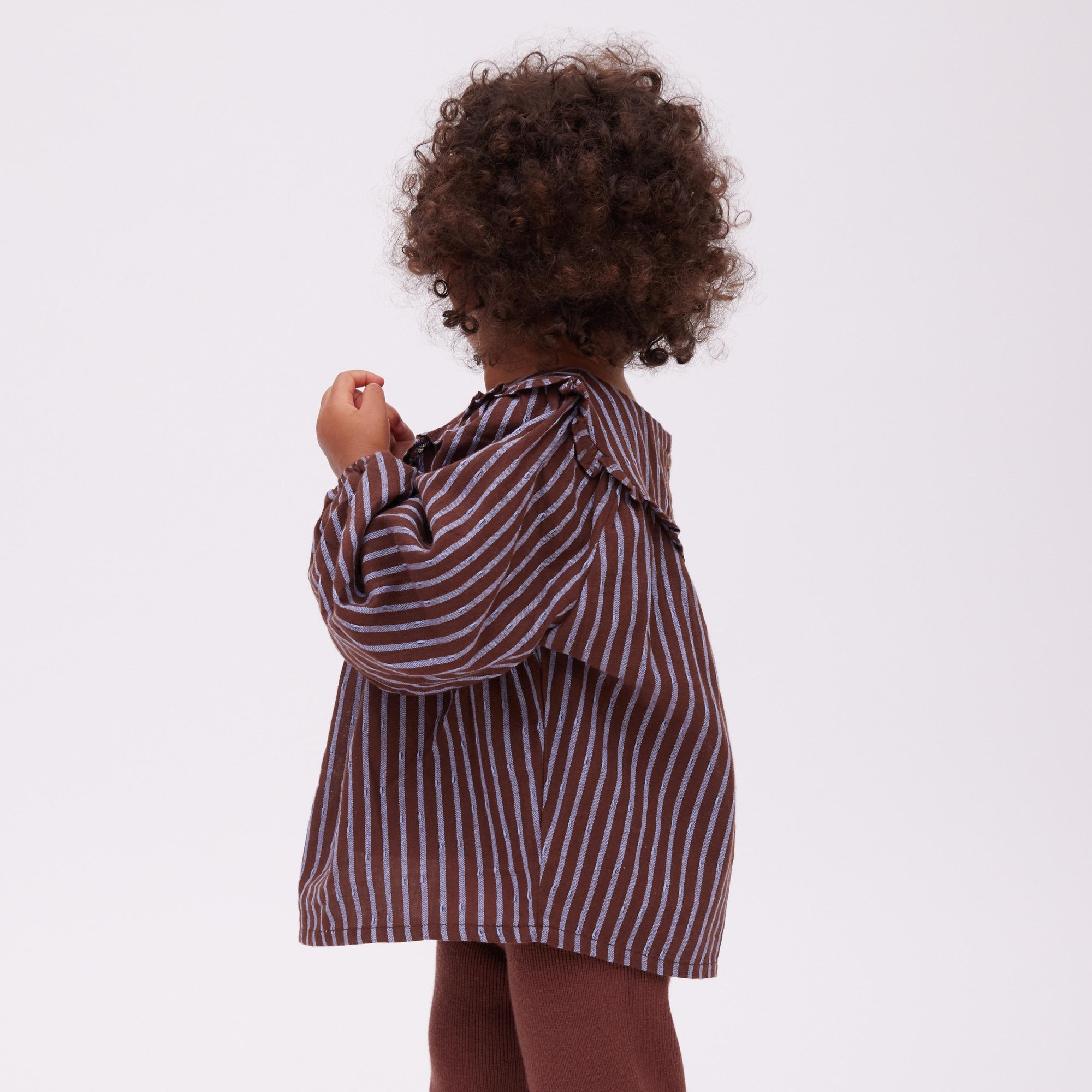 blouse T1を着ている女の子