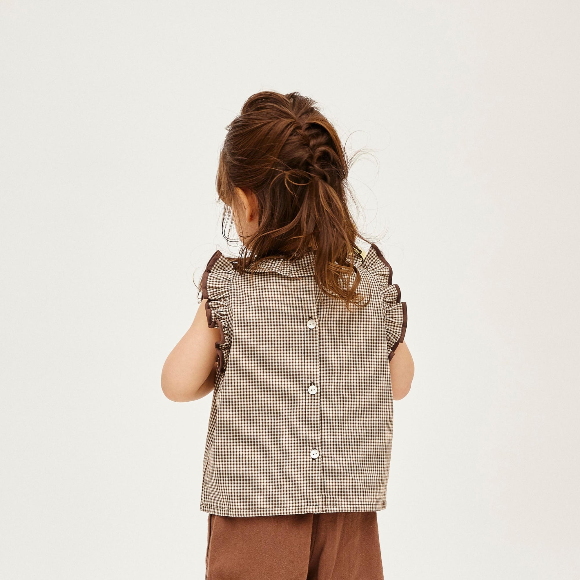 blouse p2 checkを着ている女の子