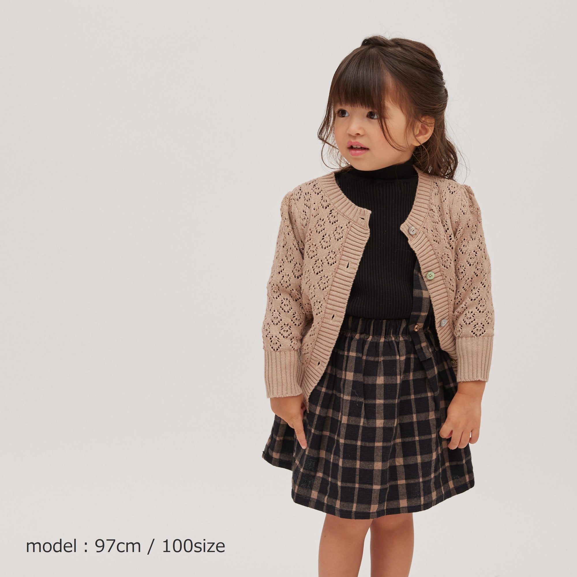 knit E1 cardiganを着る女の子