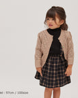 knit E1 cardiganを着る女の子