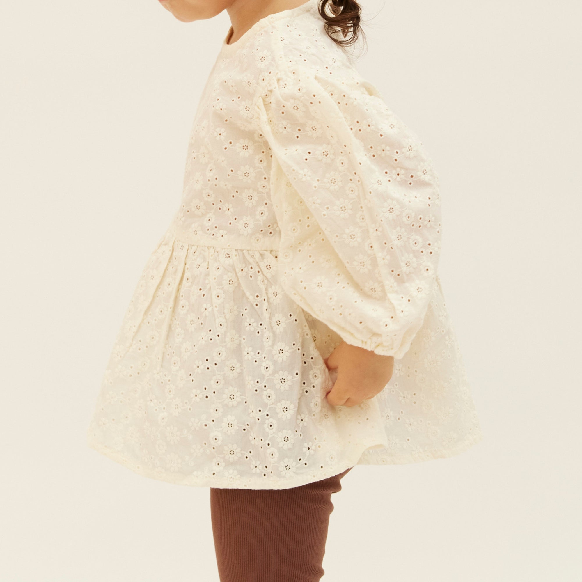 blouse G2を着ている女の子