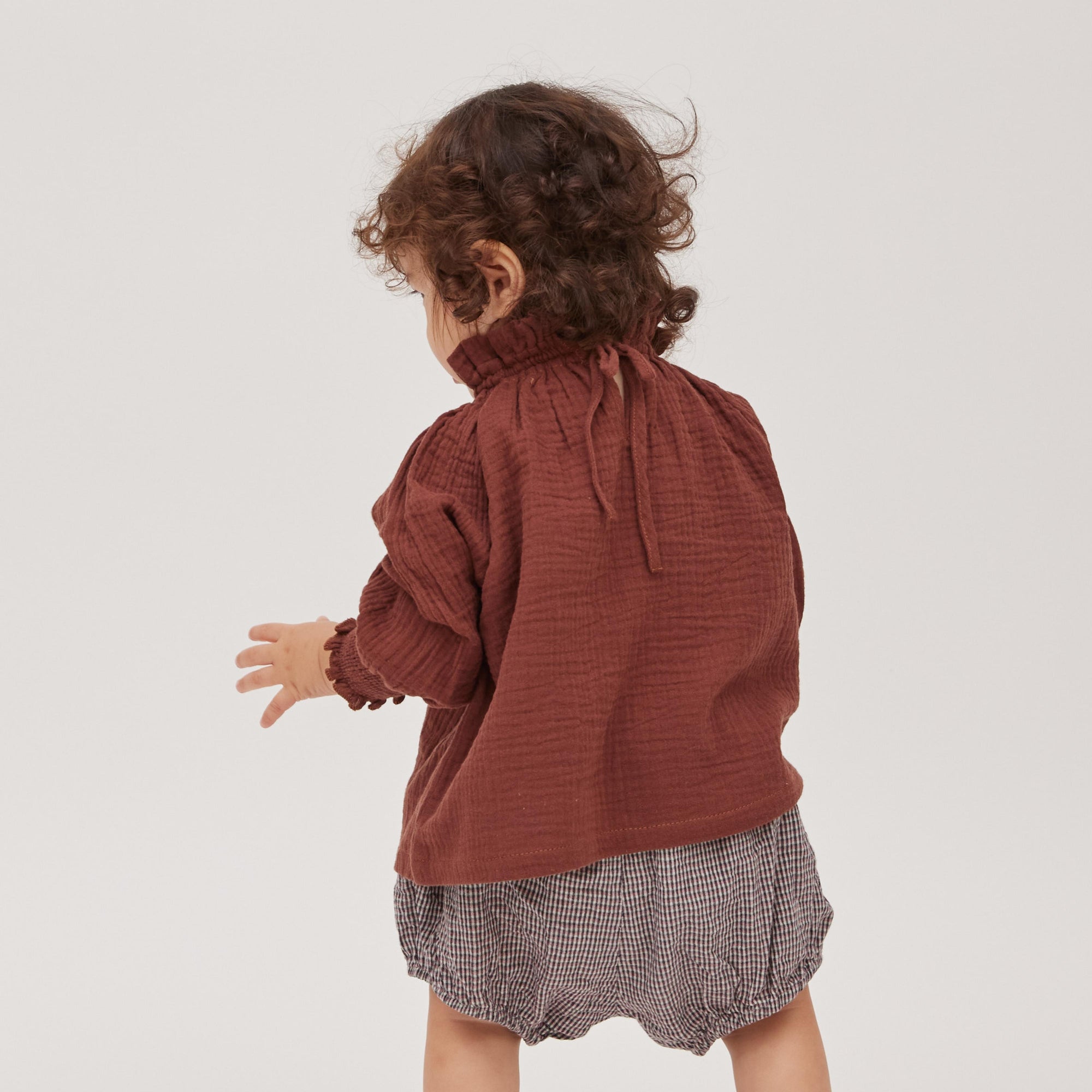 blouse E1 brownを着ている男の子