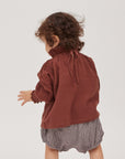 blouse E1 brownを着ている男の子