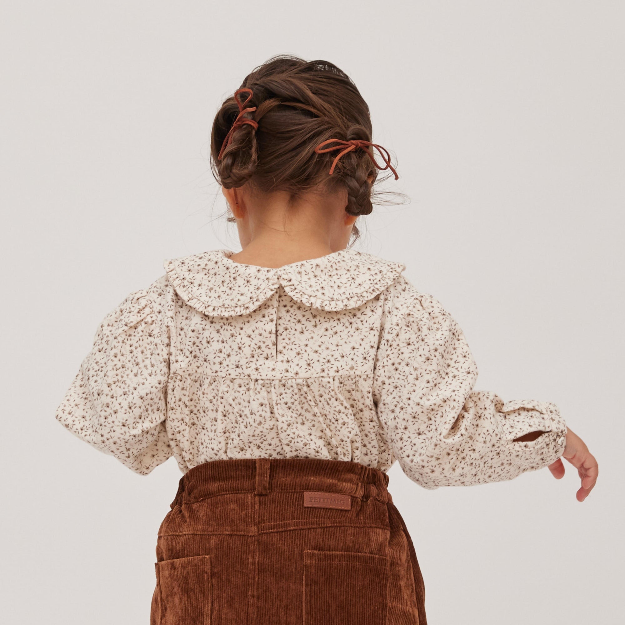 blouse E2 flowerを着ている女の子