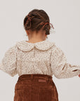 blouse E2 flowerを着ている女の子