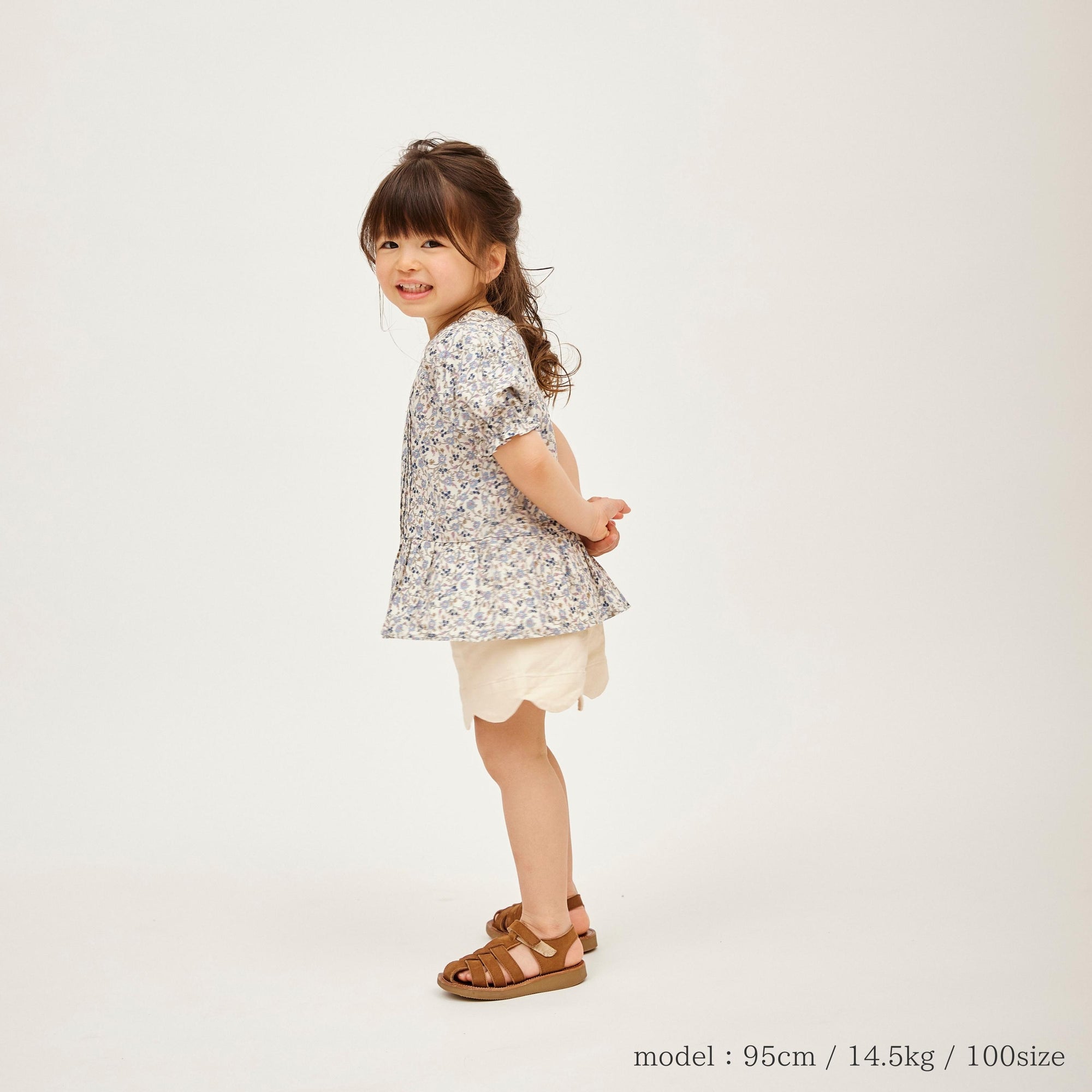 blouse p1 flowerを着ている女の子