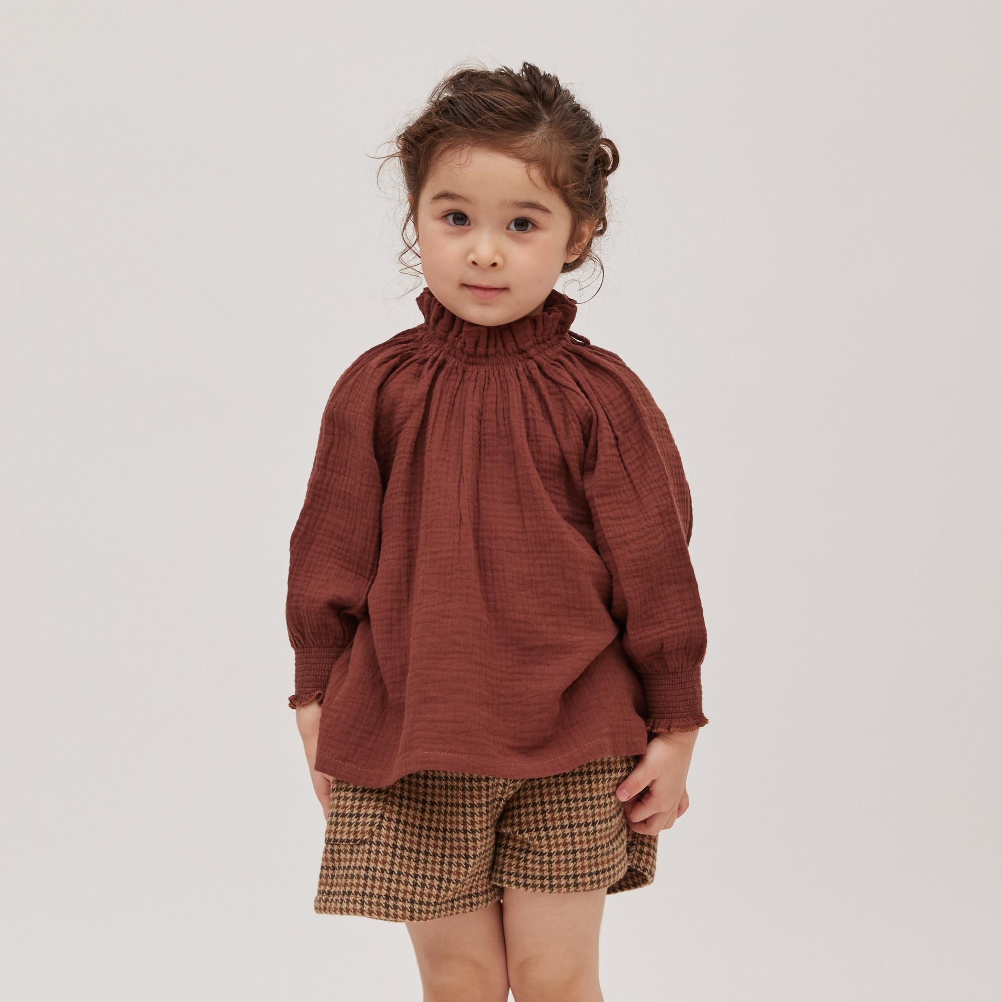 blouse E1 brownを着ている女の子