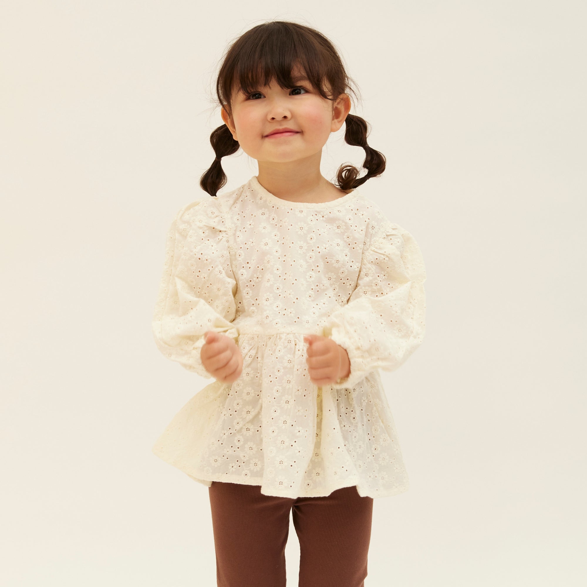 blouse G2を着ている女の子