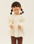 blouse G2を着ている女の子