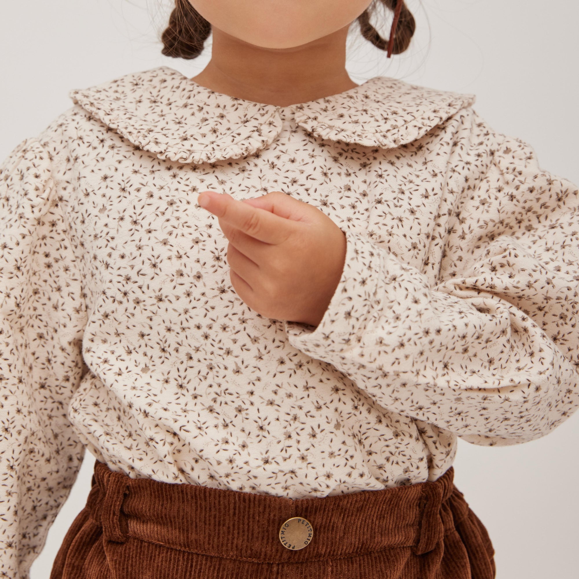 blouse E2 flowerを着ている女の子