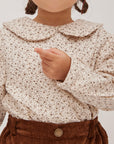 blouse E2 flowerを着ている女の子