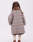 coat T1を着ている女の子