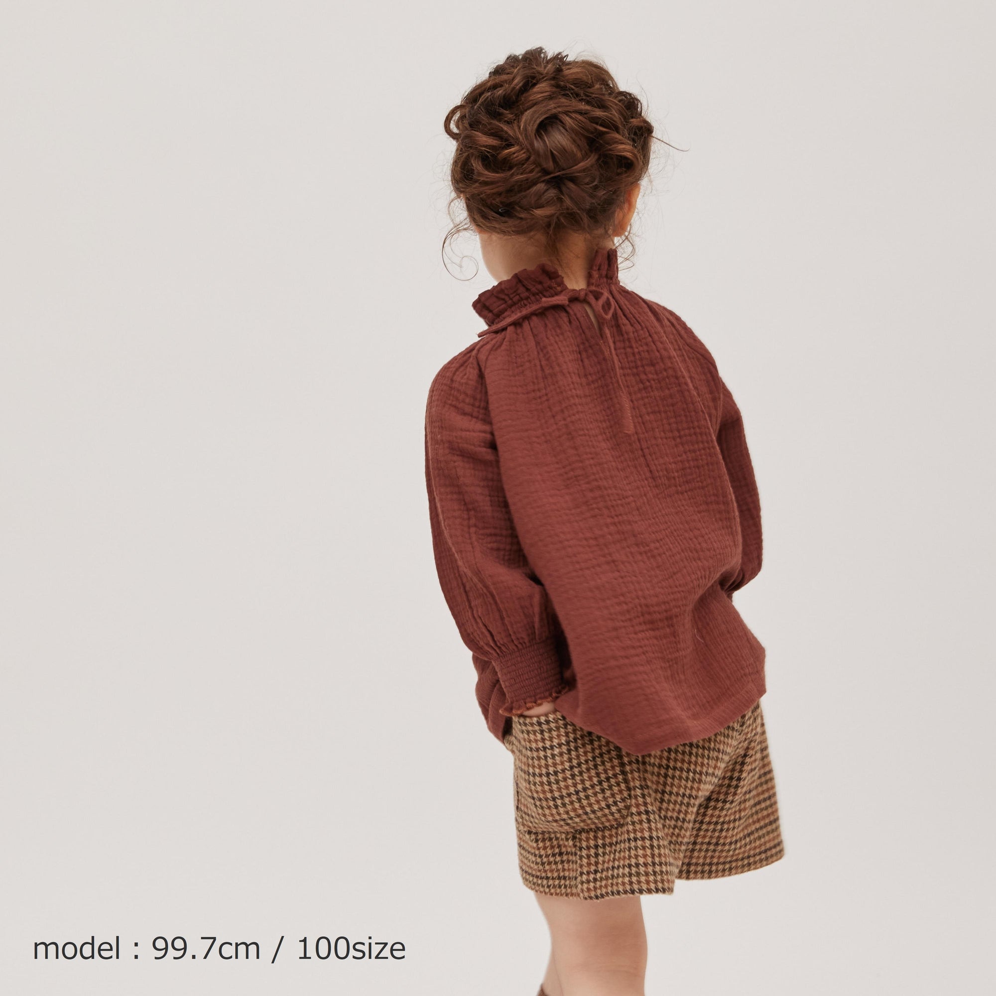 blouse E1 brownを着ている女の子