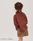 blouse E1 brownを着ている女の子