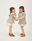blouse p1 flowerを着ている女の子