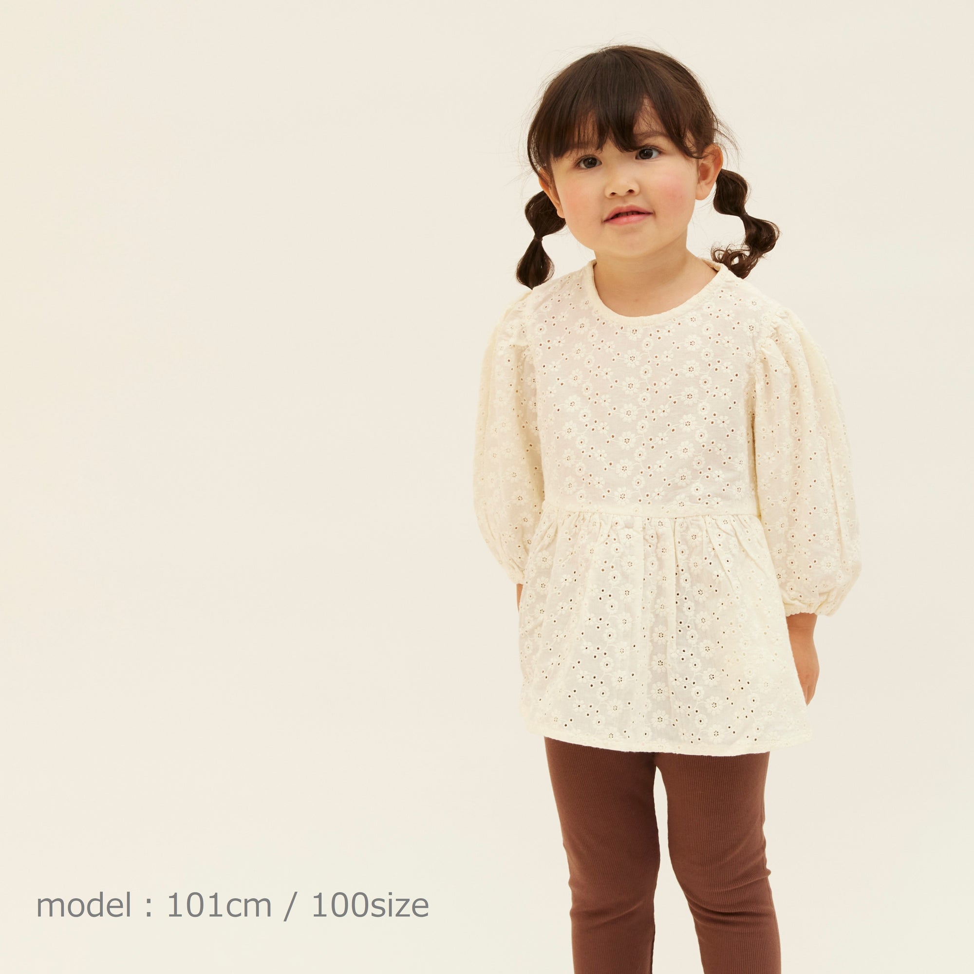 blouse G2を着ている女の子