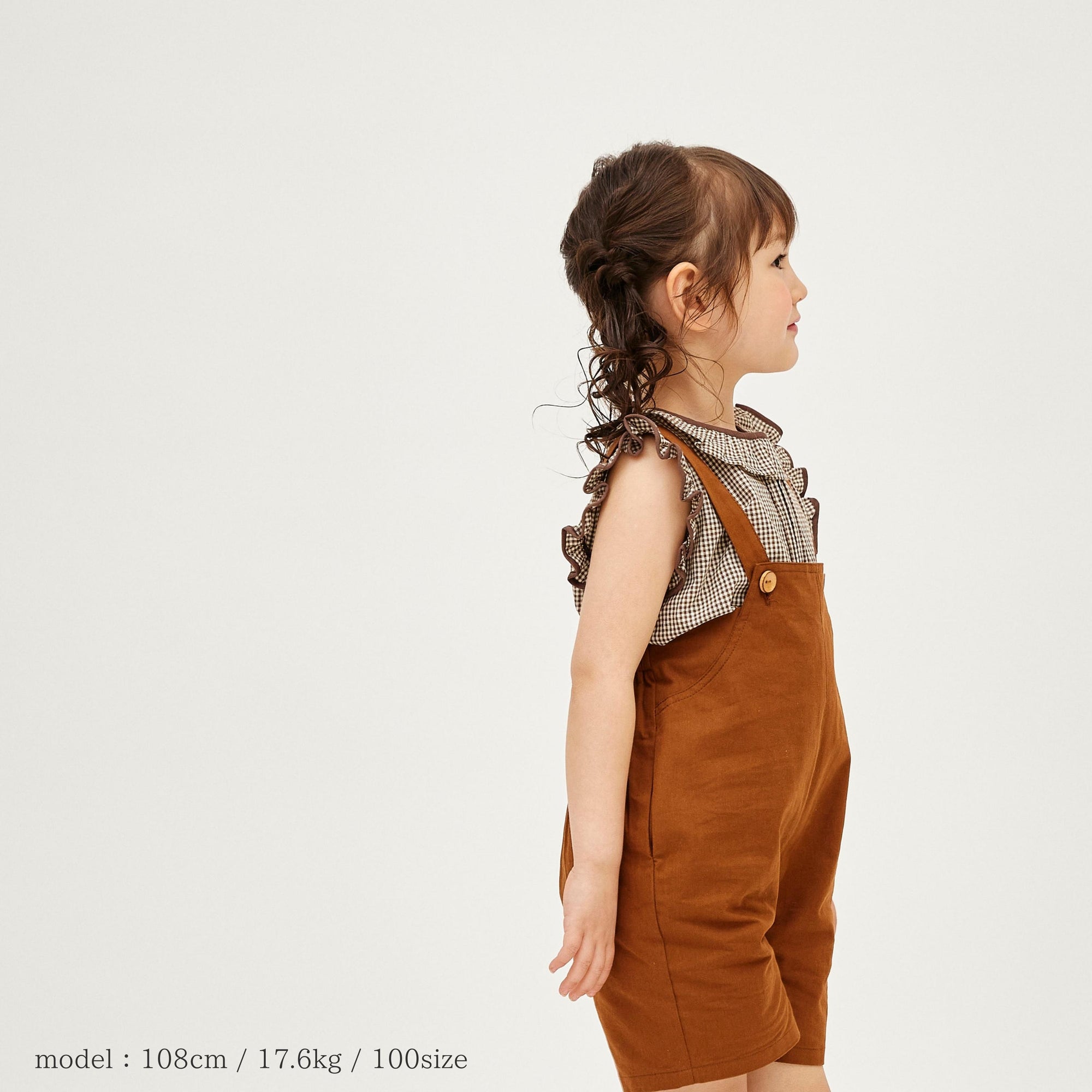 blouse p2 checkを着ている女の子