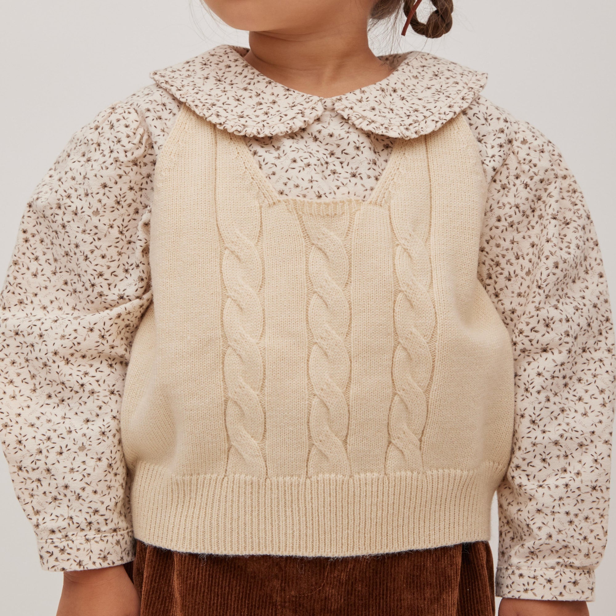 blouse E2 flowerを着ている女の子