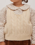 blouse E2 flowerを着ている女の子