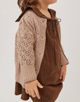 knit E1 cardiganを着る女の子