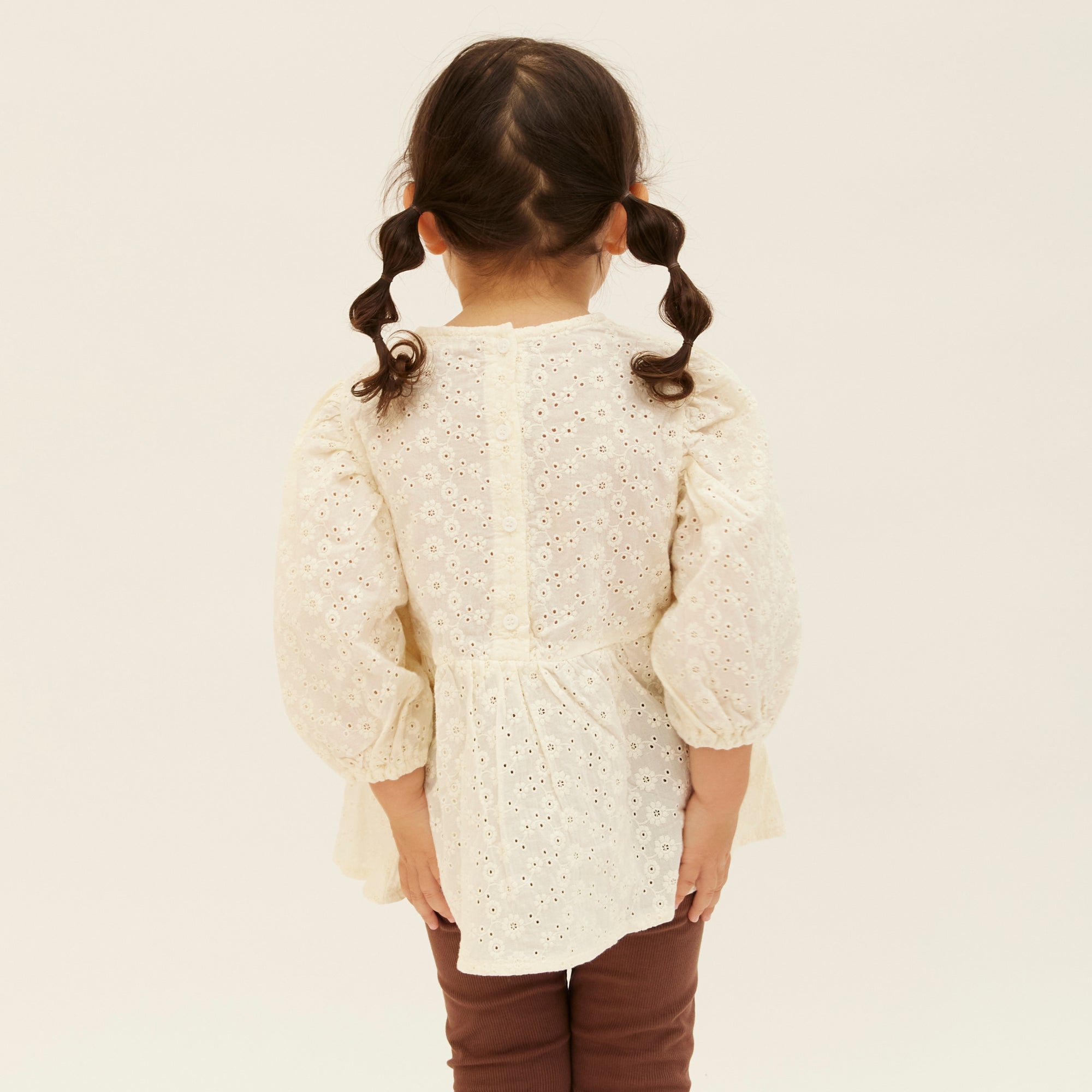 blouse G2を着ている女の子