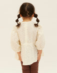 blouse G2を着ている女の子