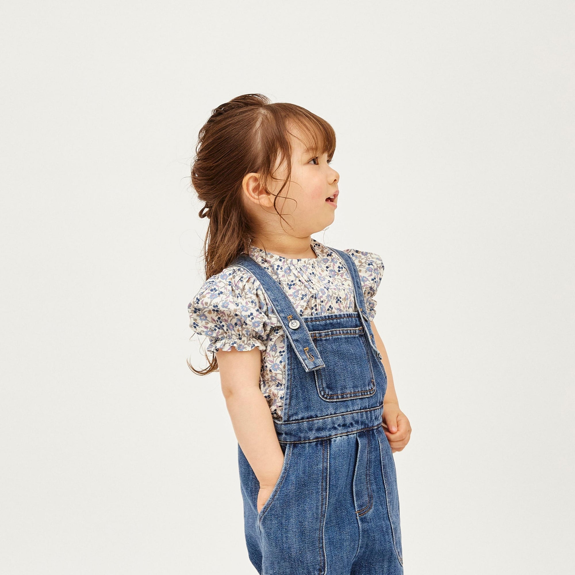 blouse p1 flowerを着ている女の子