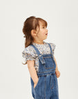 blouse p1 flowerを着ている女の子